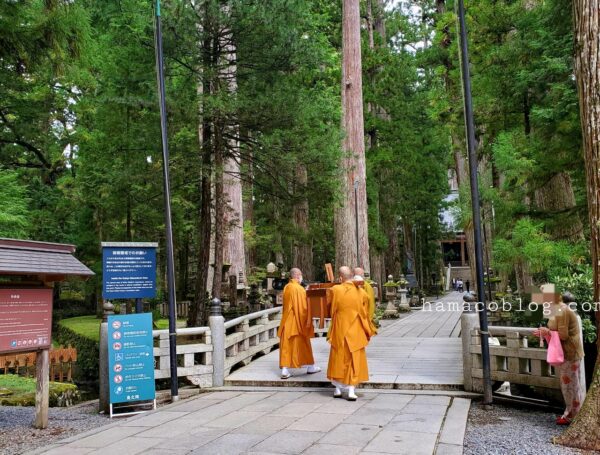 御廟橋を渡る僧侶