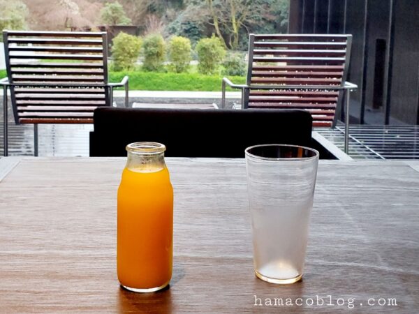 惣湯テラスでのオレンジジュース