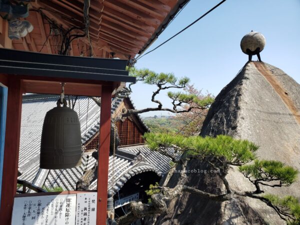 千光寺の護摩堂と玉の岩