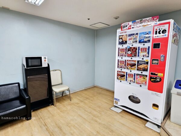 アートホテル鹿児島の自動販売機と電子レンジ